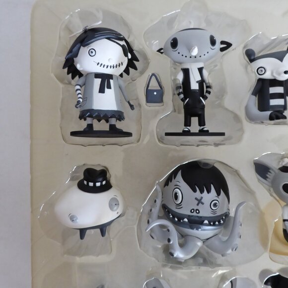 RARE NEW 2005 3” SCARY GIRL MONO BLACK WHITE EDITION DESIGNER VINYL FIGURE SET - Picture 6 of 16
